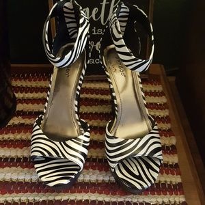 *EUC* Zebra print Bamboo wedges